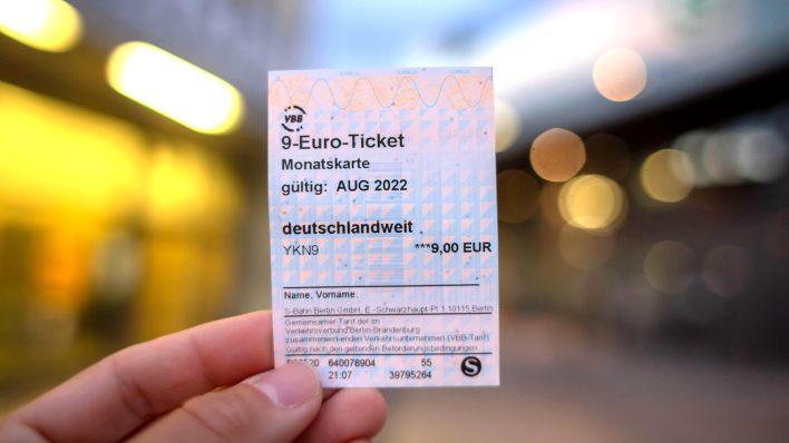 Ein Neun-Euro-Ticket des VBB (Bild: imago images / A. Friedrichs)