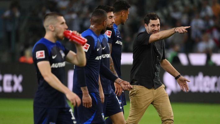 Hertha-Trainer Schwarz diskutiert mit seinen Spielern nach der Gladbach-Niederlage. (Quelle: imago images/TEAM 2)