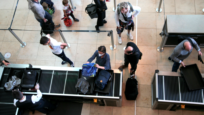 Sicherheitskontrolle am Flughafen BER (Bild: imago images / Rolf Kremming)