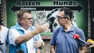 Der Präsident des Deutschen Tierschutzbunds, Thomas Schröder (l.), und Landwirtschaftsminister Cem Özdemir bei einem Besuch des Tierheims Falkensee. (Quelle: imago-images/Photothek)