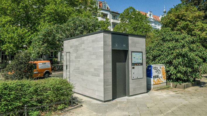 Eine Wall-Toilette steht am Bundesplatz (Bild: imago images)