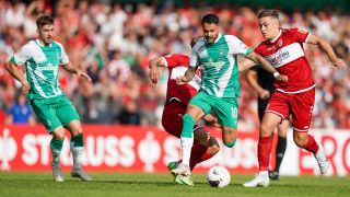 Ein Zweikampf im Pokalspiel zwischen Werder Bremen und Energie Cottbus. Quelle: imago images/Nordphoto