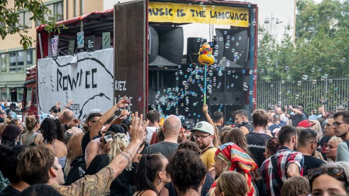 Tausende Techno-Fans nehmen am "Zug der Liebe" in Berlin teil. (Quelle: imago-images/Jürgen Held)