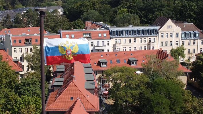 Eine russische Flagge weht auf dem Brauhausberg, Bild: rbb|24