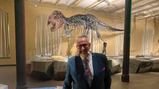 Johannes Vogel, Generaldirektor des Berliner Naturkundemuseums vor T-Rex "Tristan Otto" am 22.8.22 (Quelle: rbb/Michel