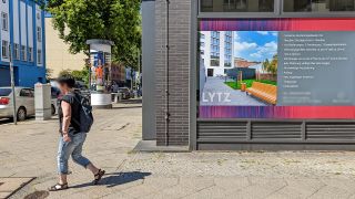 Ein Wohnhaus in der Genthiner Straße in Berlin, nahe der Kurfürstenstrasse, am 09.08.22, darauf ein Werbeplakat für Eigentumswohnungen im Haus, Kontaktangaben optisch verfremdet (Quelle: rbb / Schneider).