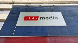 Am Kaiserdamm hängt ein Schild mit der Aufschift "rbb media" (Bild: rbb24/Noffke)
