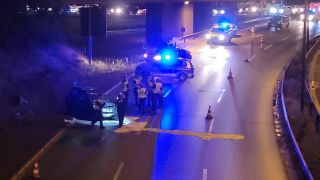Polizsten untersuchen am 26.08.2022 auf der A100 in Berlin ein Auto nach einem Unfall (Quelle: rbb/F. Steinberg)