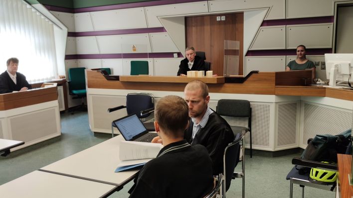 Der verurteilte Klimaaktivist Nils R. sitzt mit seinem Anwalt im Gerichtssaal (Bild: rbb/Morling)