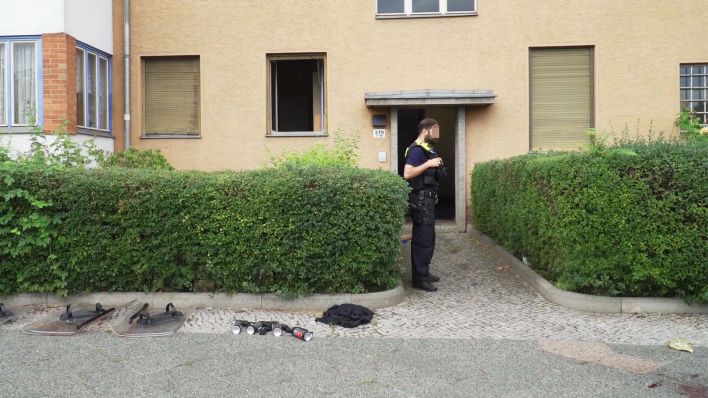 Ein Polizist steht am Tatort.(Quelle:TNN)
