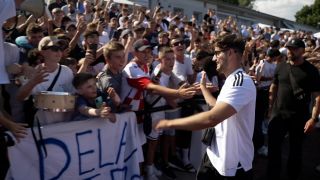 Influencer Elias "Eli" Nerlich begrüßt zahlreiche Fans von Delay Sports Berlin