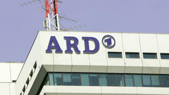 ARD-Programmdirektion, Außenfassade mit Logo ARD und Sendemast. (Quelle: ARD/Herby Sachs)