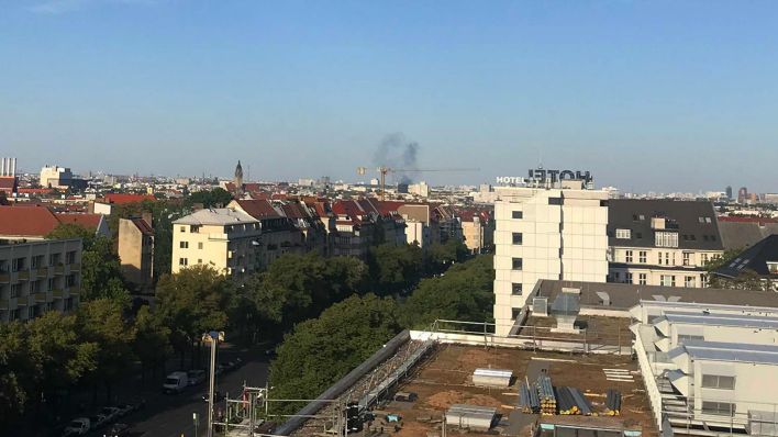 Rauch steigt von einem Gebäude in Berlin Charlottenburg auf. (Quelle: rbb)