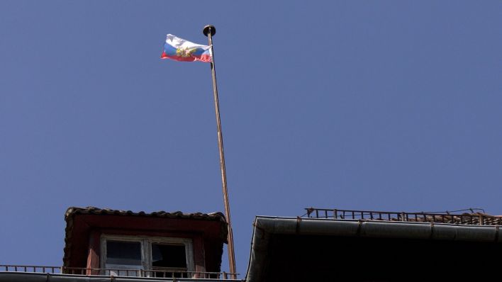Auf dem Potsdamer Brauhausberg weht derzeit eine russische Fahne. (Quelle: rbb)