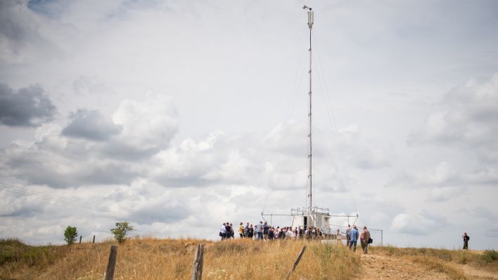 Ein mobiler Funkmast der Deutschen Telekom steht am 11.07.2018 auf einem Hügel in Kleßen-Görne. (Quelle: dpa/Arne Immanuel Bänsch)