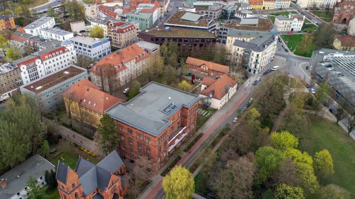 Der Gebäudekomplex der Hochschule für nachhaltige Entwicklung Eberswalde (HNEE), Luftaufnahme mit einer Drohne. (Foto: Patrick Pleul/dpa)