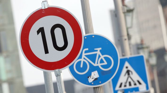 Symbolbild: Ein Verkehrsschild, das eine Höchstgeschwindigkeit von 10 km/h vorschreibt (Quelle: dpa/Wolfgang Kumm)