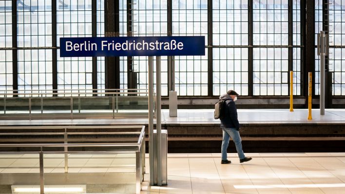 Symbolbild: Ein Passant am Gleis im Bahnhof Friedrichstraße (Quelle: dpa/Kay Nietfeld)