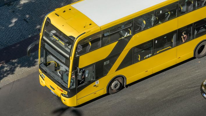 Symbolbild: Ein BVG-Bus fährt durch Berlin (Quelle: dpa/Joko)