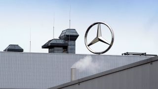 Symbolbild: Ein Mercedes-Stern der Mercedes-Benz-Ludwigsfelde GmbH (Quelle: dpa/Soeren Stache)
