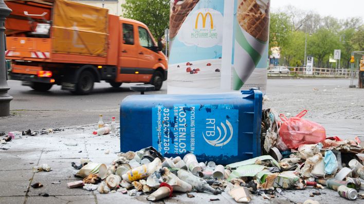 Symbolbild: Eine angekohlte Mülltonne liegt am Boden in der Nähe des Hermannplatzes (Quelle: dpa/Annette Riedl)