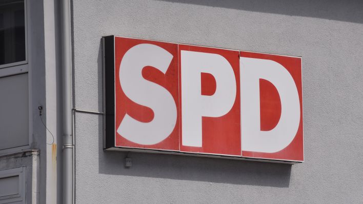 Symbolbild: Ein Schild der Partei Sozialdemokratische Partei Deutschlands (Quelle: dpa/Horst Galuschka)