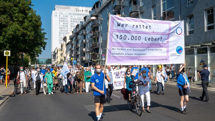 Symbolbild: Ärzte und Pflegerinnen demonstrieren am 10.09.2021 vor dem Hauptgebäude der Charité (Quelle: dpa/Christophe Gateau)