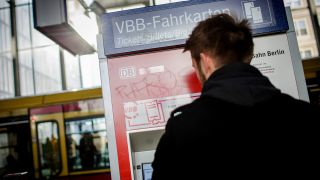 Ein Mann kauft sich einen Fahrschein an einem Fahrscheinautomaten (Quelle: dpa/Inga Kjer)