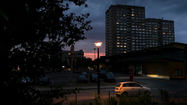 Symbolbild: Einige Lichter sind am 08.08.2022 in einer Plattenbausiedlung in Lichtenberg nachts erleuchtet. (Quelle: dpa/Florian Gaertner)