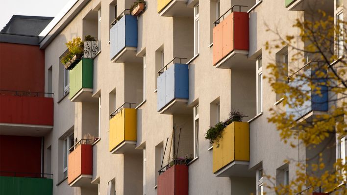 Bunte Balkone an einem Wohnhaus in Berlin am 25.10.2020. (Quelle: dpa/Thomas Imo)