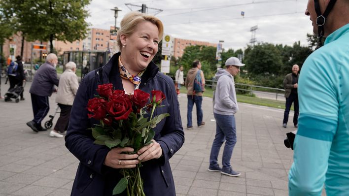 Archiv: Franziska Giffey, SPD Berlin verteilt Rosen an Waehlerinnen und Waehler um mit ihnen ins Gespraech zu kommen. (Quelle: dpa/Jens Krick)