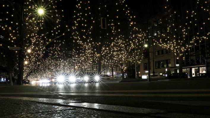 Weihnachtsbeleuchtung am Kurfürstendamm in Berlin am 26.11.2021 (Quelle: dpa/Sebastian Gabsch)