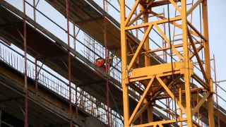 Symbolbild: Arbeiter am 19.01.2022 auf einer Baustelle der Gesobau in Berlin-Pankow (Quelle: dpa/Lothar Ferstl)