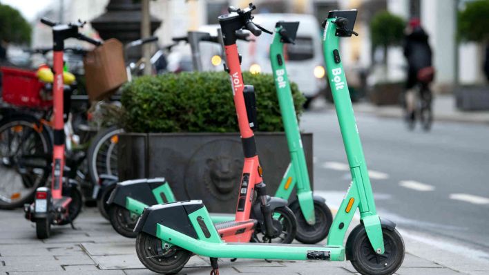 E-Scooter stehen in der Innenstadt auf einem Gehweg. (Foto: Sven Hoppe/dpa)