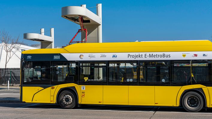 E-Metro Bus am 20.03.2022 an der Ladestation am Busbahnhof Zoologischer Garten in der Hertzstraße, Berlin. (Quelle: dpa/Karl-Heinz Spremberg)
