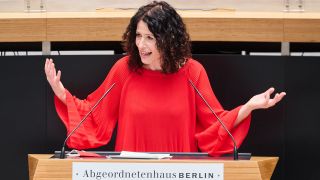 Verkehrssenatorin Bettina Jarasch (Grüne) spricht im April im Berliner Abgeordnetenhaus (Quelle: dpa/Annette Riedl).