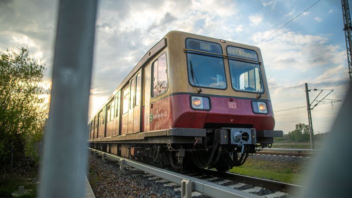 Eine S-Bahn der Linie S8 fährt Richtung Berlin-Ostkreuz