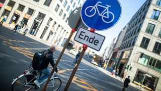 Symbolbild: Radfahrer auf der Friedrichstrasse (Quelle: dpa/Rainer Keuenhof)