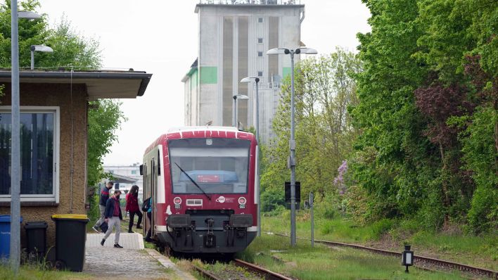 Ein Schienenbus der Linie RB73 der Hanseatischen Eisenbahn GmbH (Hans) fährt in Richtung des Bahnhofs und weiter nach Neustadt (Dosse) (Bild: dpa/Soeren Stache)
