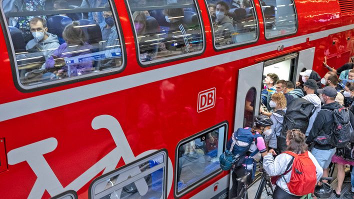 Zahlreiche Menschen, zum Teil mit Fahrrädern, steigen am Hauptbahnhof Berlin in einen Regionalzug der Linie RE5 nach Rostock. (Quelle: dpa/Monika Skolimowska)