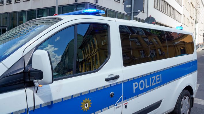 Symbolbild: Polizeifahrzeug der Berliner Polizei mit Blaulicht (Quelle: dpa/Fotostand/Reuhl)