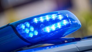 Symbolbild: Ein Blaulicht ist auf dem Dach eines Polizeifahrzeugs