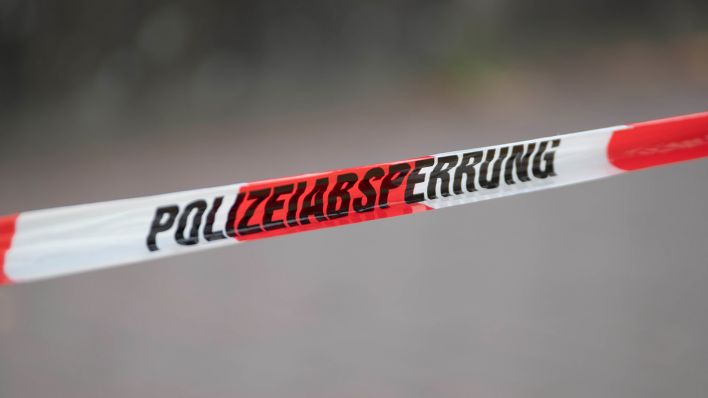 Symbolfoto: Flatterband mit einer Polizeiabsperrung-Überschrift (Quelle: dpa/Sven Simon )