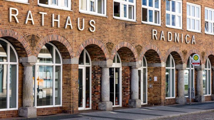 "Rathaus" steht auf deutsch und auf sorbisch am Dienstsitz des Cottbuser Oberbürgermeisters. (Foto: Frank Hammerschmidt/dpa)