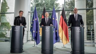 Olaf Schol, Robert Habeck und Dietmar Woidke an der Pressekonferenz am 16.09.2022 (Quelle: dpa/Michael Kappeler)