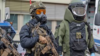 Einsatzkräfte des Sondereinsatzkommandos (SEK) und der Entschärfung stehen am 21.09.2022 bei einem Pressetermin auf einem Hof des Berliner Polizeipräsidiums. (Quelle: dpa/Sabrina Szameitat)