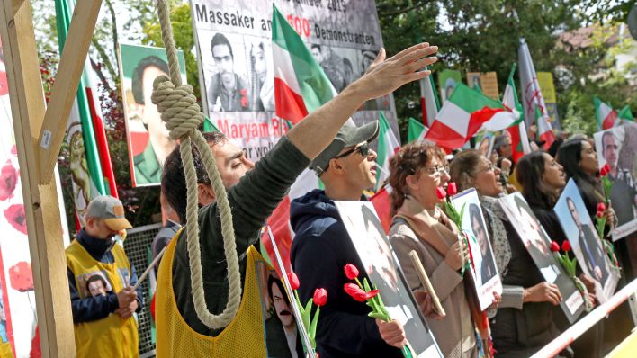 Menschen demonstrieren vor der iranischen Botschaft (Quelle: dpa/Wolfgang Kumm)