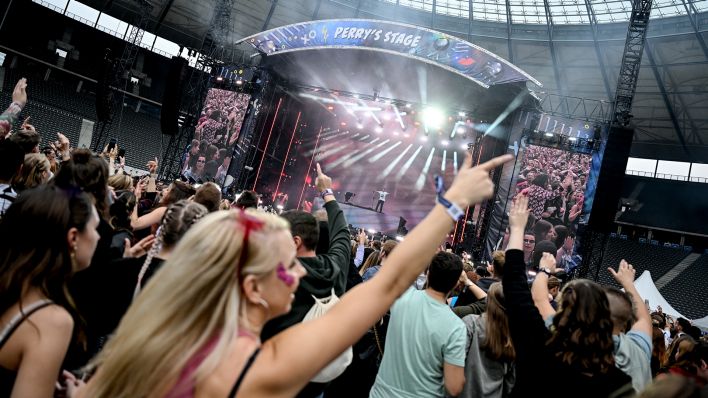 Besucher feiern beim Lollapalooza Festival-2022 am Berliner Olympiastadion (Quelle: dpa/Britta Pedersen)