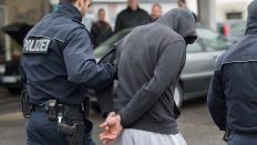 Symbolbild: Ein junger Mann von der Polizei festgehalten (Quelle: dpa/Boris Roessler)