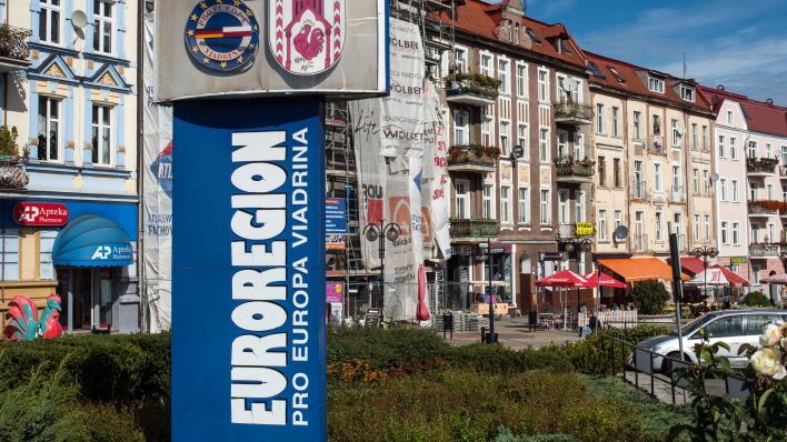 Ein Aufsteller der Euroregion pro Europa Viadrina steht im polnischen Slubice, der Nachbarstadt von Frankfurt (Oder). (Foto: Patrick Pleul/dpa)
